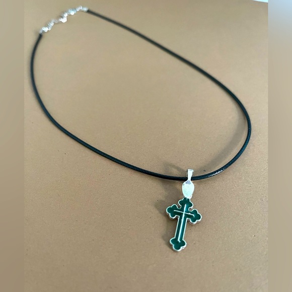 Silver & green enamel gothic style cross pendant necklace with lobster clasp - Picture 1 of 3